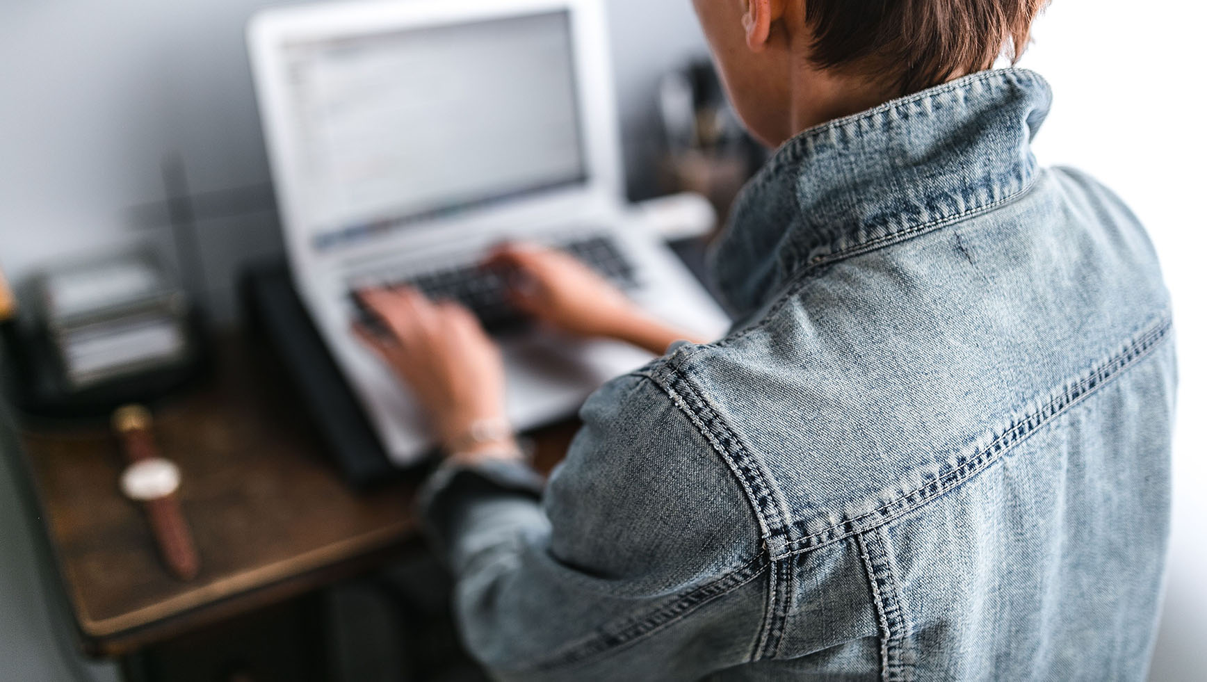 Person skriver mejl på sin dator