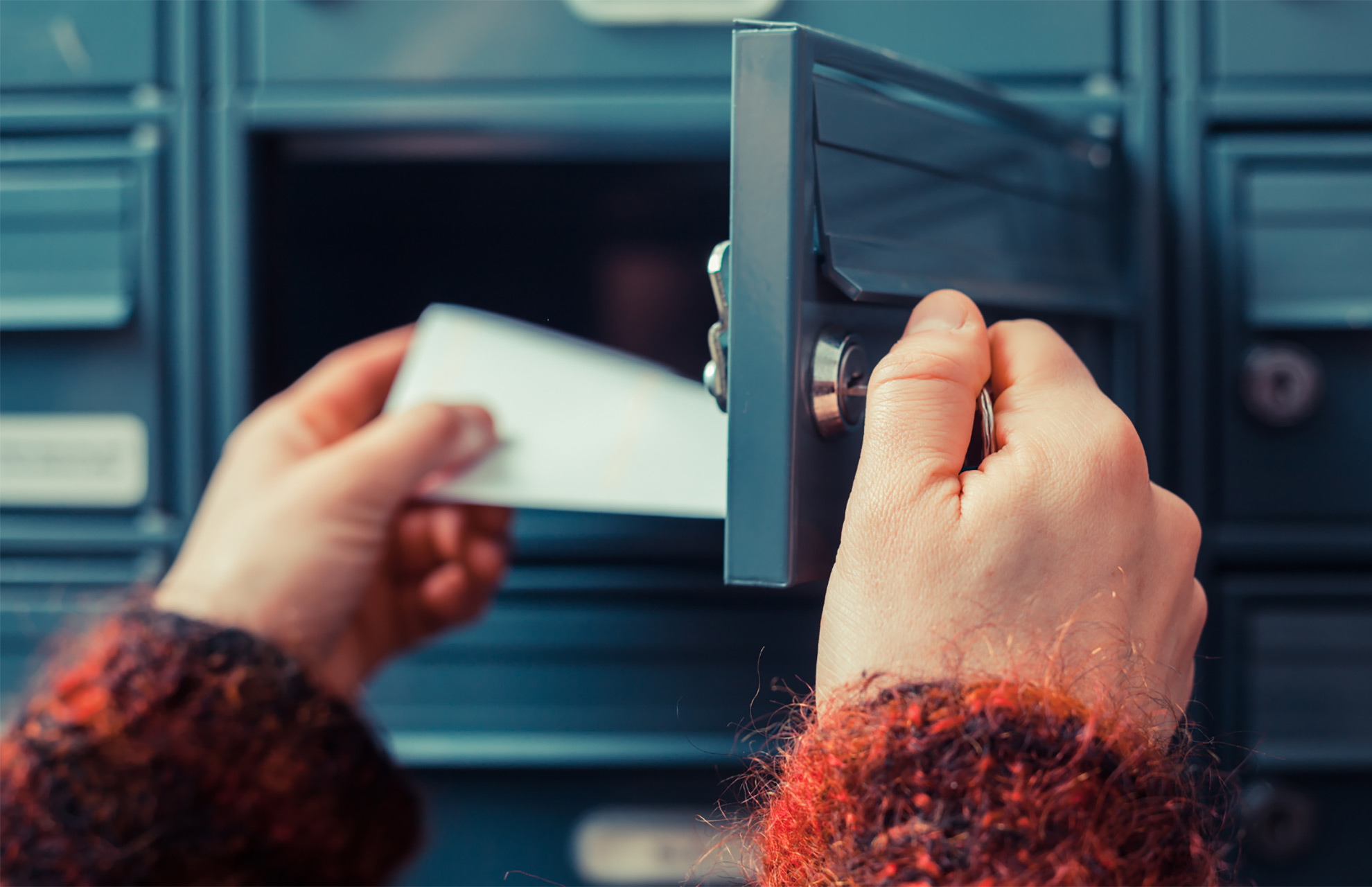 Postkund hämtar brev ur postfack