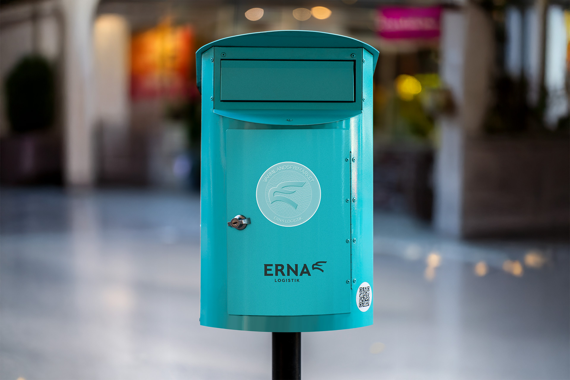 Postlåda med Erna logistiks logga