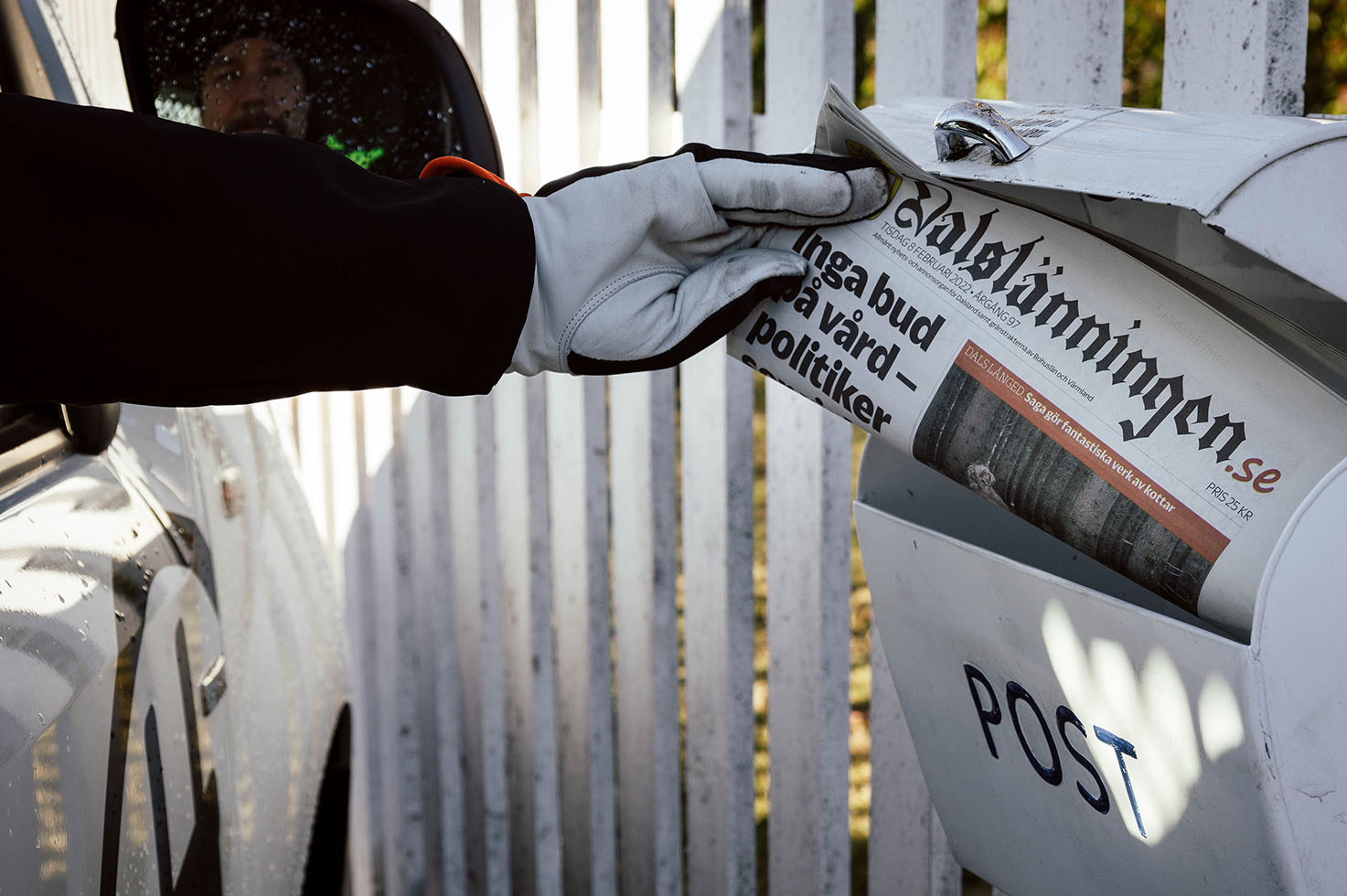 Postombud levererar lokaltidning i brevlåda