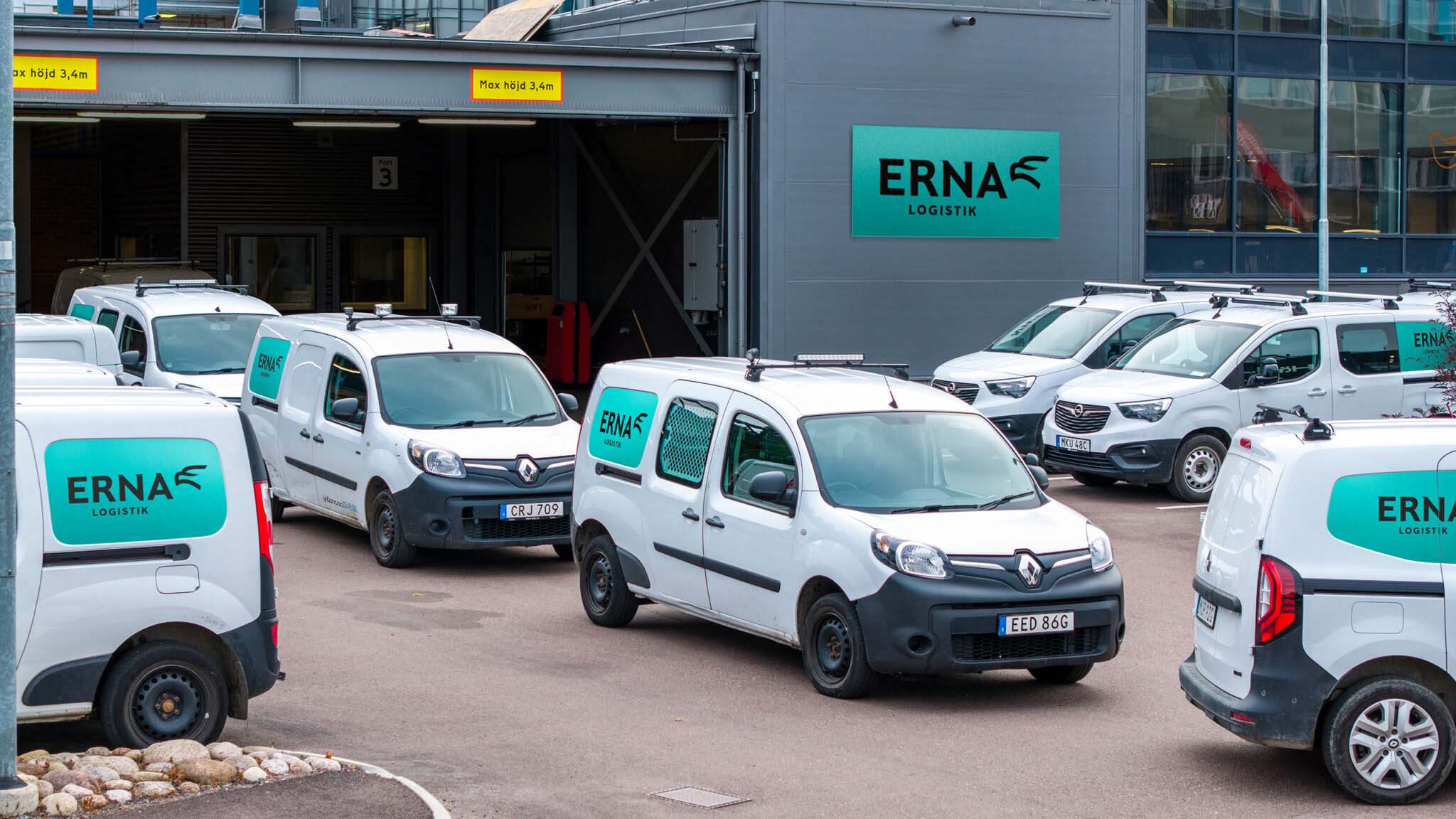 Budbilar och leveransfordon påväg ut från logistikterminal